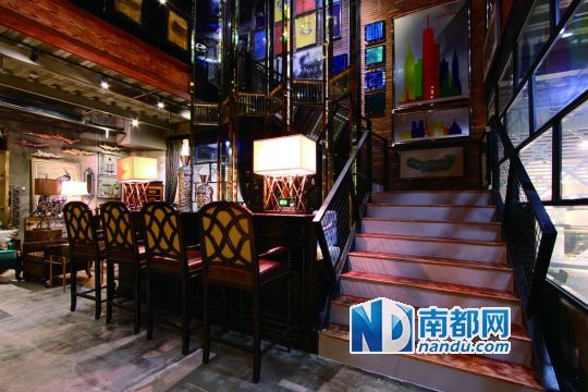 7米高的玻璃屏風(fēng)打造有味道的吧臺。