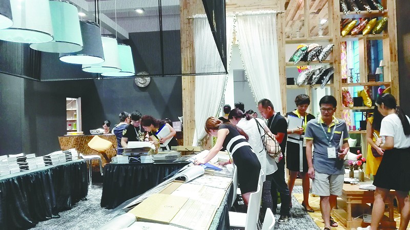 作為國(guó)內(nèi)領(lǐng)先的中高端生活用品市場(chǎng)專業(yè)展會(huì)——中國(guó)（上海）國(guó)際時(shí)尚家居用品展覽會(huì)（簡(jiǎn)稱“上海時(shí)尚家居展”）今年邁入第十個(gè)年頭，將于9月20日～22日在上海新國(guó)際博覽中心舉行。上一屆展會(huì)參展商數(shù)量創(chuàng)歷史紀(jì)錄，共吸引來(lái)自14個(gè)國(guó)家和地區(qū)的379家參展企業(yè)參展。上海時(shí)尚家居展作為國(guó)內(nèi)家居及生活用品行業(yè)久富盛名的品牌盛會(huì)，來(lái)自國(guó)內(nèi)外的知名行業(yè)巨頭均紛紛確定本屆繼續(xù)參展。
