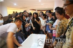 考察交流工業(yè)設(shè)計 師生赴浪鯨展廳進行互動