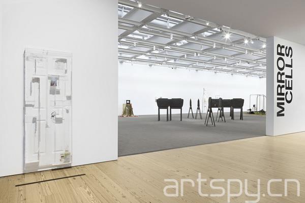 群展“鏡像細(xì)胞”日前在紐約惠特尼美國(guó)藝術(shù)博物館(圖2)
