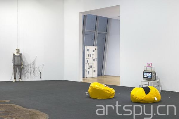 群展“鏡像細(xì)胞”日前在紐約惠特尼美國(guó)藝術(shù)博物館(圖7)