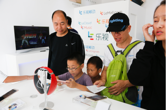 樂視展廳大師親授網(wǎng)球技巧(圖4)