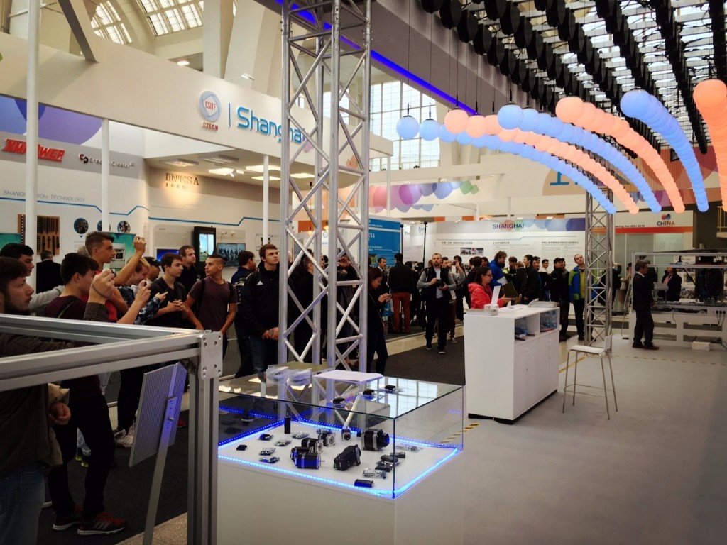 圖6. 優(yōu)愛寶智能機器人科技股份有限公司浮球矩陣展示YS.jpg