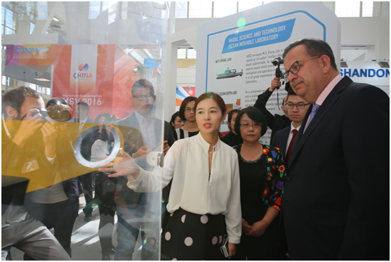 圖5.捷克工貿(mào)部Jan Mladek先生參觀彩虹魚萬米級無人深潛器模型并聽取講解.png