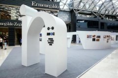 宋佳、吳秀波出席“湖畔in記”展覽開幕式