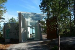 以自然為背景的展廳雕塑展覽館,讓你在樹林中漫步